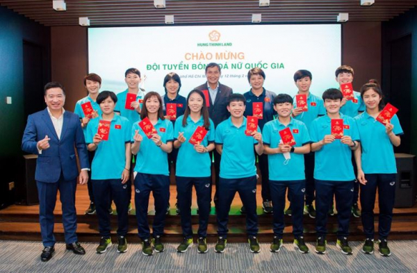 Hưng Thịnh Land trao thưởng 2 tỷ đồng cho Đội tuyển bóng đá nữ quốc gia Việt Nam -1