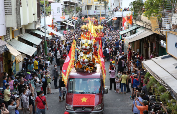 Hàng ngàn người đeo khẩu trang tham dự Tết Nguyên Tiêu -2