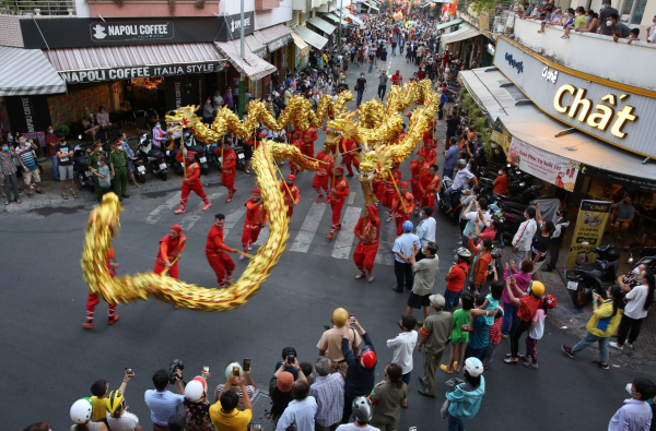 Hàng ngàn người đeo khẩu trang tham dự Tết Nguyên Tiêu -3