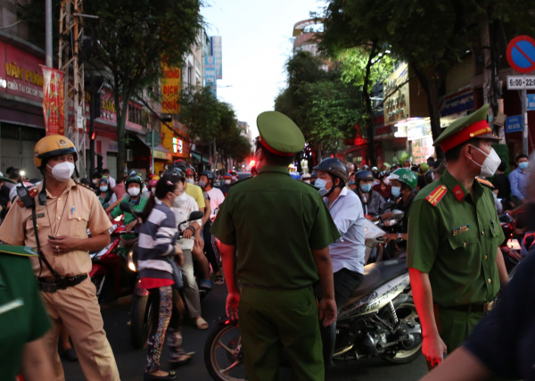 Hàng ngàn người đeo khẩu trang tham dự Tết Nguyên Tiêu -0