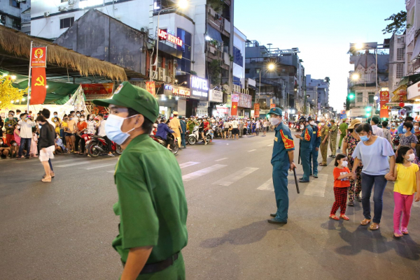 Hàng ngàn người đeo khẩu trang tham dự Tết Nguyên Tiêu -1