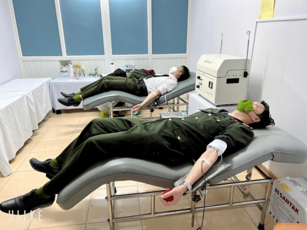 Policemen of Ha Tinh donate blood to save elderly patient  -0