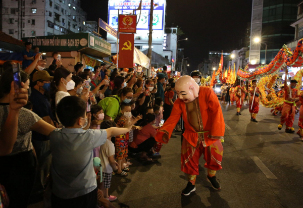 Hàng ngàn người đeo khẩu trang tham dự Tết Nguyên Tiêu -3