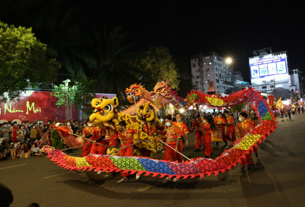 Hàng ngàn người đeo khẩu trang tham dự Tết Nguyên Tiêu -4