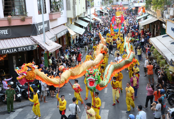 Hàng ngàn người đeo khẩu trang tham dự Tết Nguyên Tiêu -7