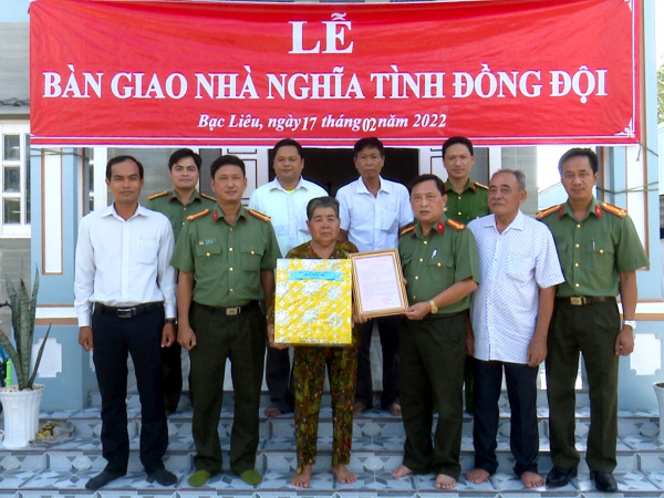 Công an tỉnh Bạc Liêu trao tặng 8 nhà nghĩa tình đồng đội -0