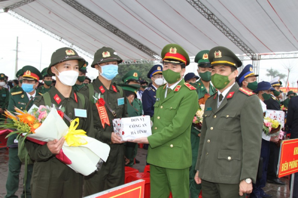 Deputy Minister Le Quoc Hung attends enlistment events in Ha Tinh  -0