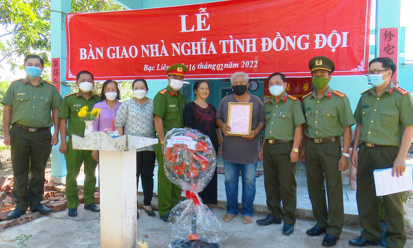 Công an tỉnh Bạc Liêu trao tặng 8 nhà nghĩa tình đồng đội -0