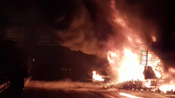 Xe tải bốc cháy ngùn ngụt trên cao tốc Nội Bài – Lào Cai -0