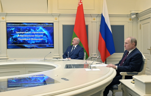 Giữa lúc căng thẳng leo thang, Tổng thống Putin ngồi xem diễn tập quân sự  -0