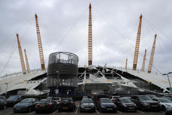 Mái vòm sân vận động nổi tiếng của Anh bị thổi bay vì gió bão  - 2
