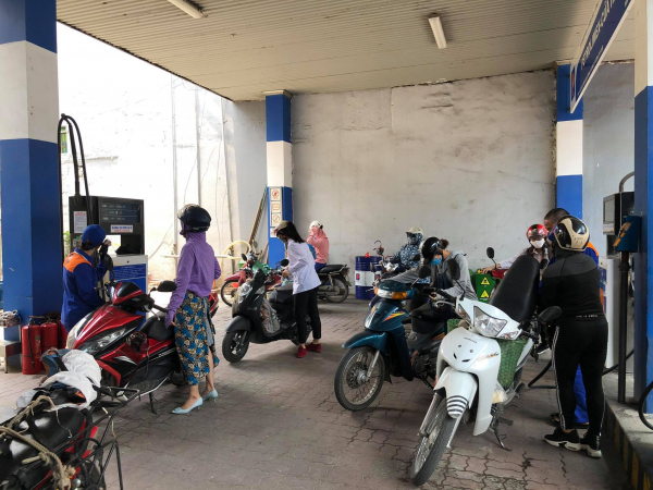 Xăng tăng gần 1000 đồng/lít -0