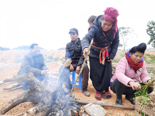 Nông dân và vật nuôi vùng cao Sơn La co ro trong giá rét -0