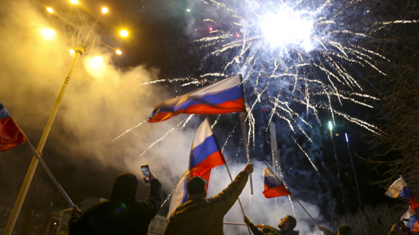 Donetsk và Lugansk bắn pháo hoa mừng Nga công nhận độc lập -0