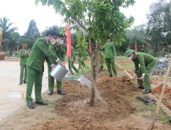 Trại giam Bình Điền ra quân trồng hơn 16 nghìn cây xanh -0