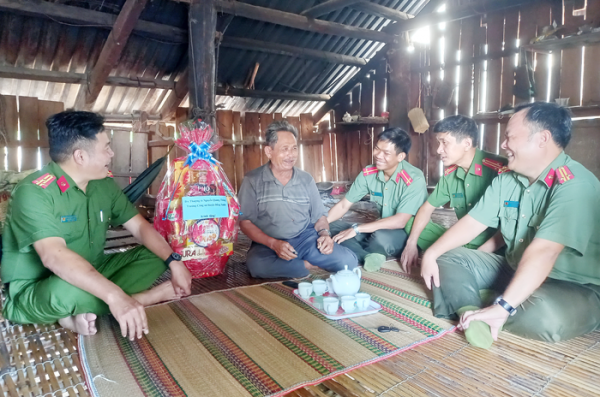 Công an cơ sở “4 cùng” với bà con Ba Na, Chăm, H'roi... -0