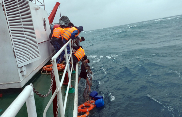 Cứu sống 9 ngư dân trên tàu cá tỉnh Quảng Ngãi bị chìm -0