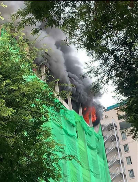 Dập tắt đám cháy tại đỉnh tòa nhà cao tầng đang thi công sửa chữa -0