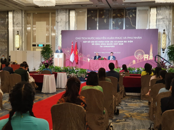 Chủ tịch nước Nguyễn Xuân Phúc gặp gỡ cộng đồng người Việt tại Singapore -0
