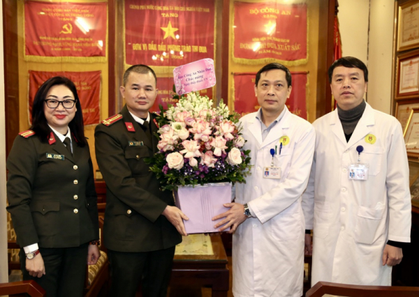 Public Security Newspaper visits hospitals on the Vietnamese Doctors’ Day -0