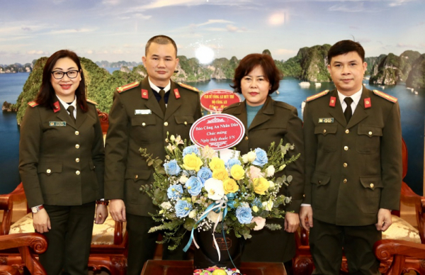 Public Security Newspaper visits hospitals on the Vietnamese Doctors’ Day -0