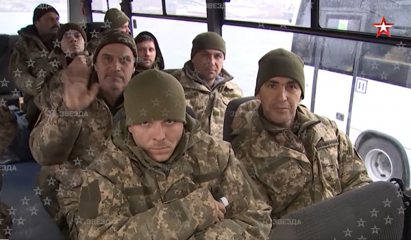 Lộ video lính Ukraine trên đảo Rắn xếp hàng nhận đồ ăn Nga -0