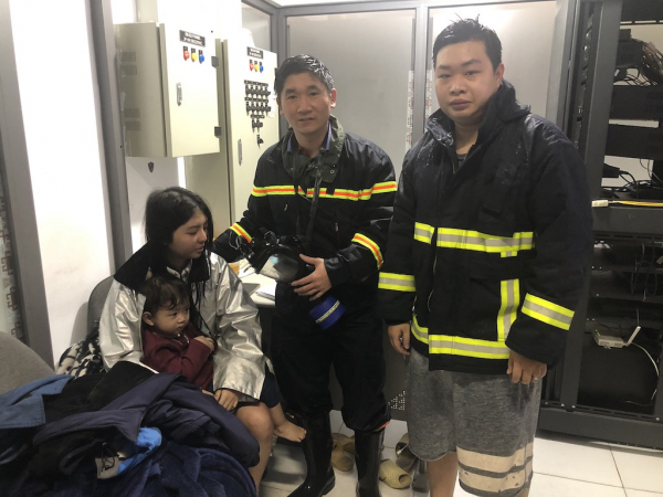 Một gia đình nhỏ 3 người được giải cứu trong đám cháy lúc rạng sáng  -0