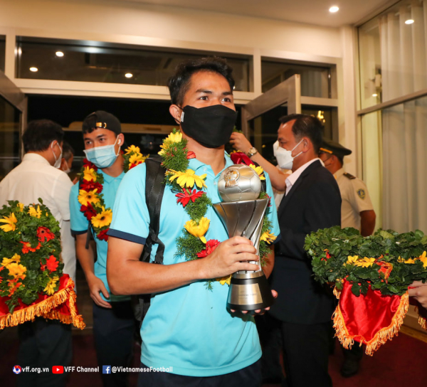 Nhóm đầu tiên của tuyển U23 Việt Nam đã về nước -0