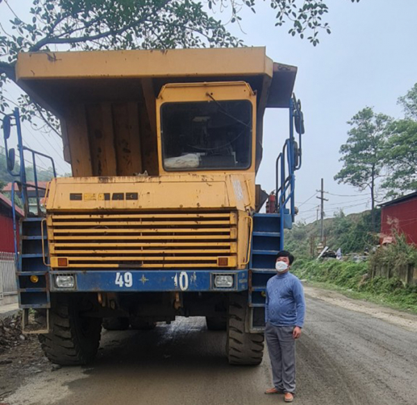Sáu xe tải khổng lồ của Công ty Apatit Việt Nam nghênh ngang trên phố núi -0