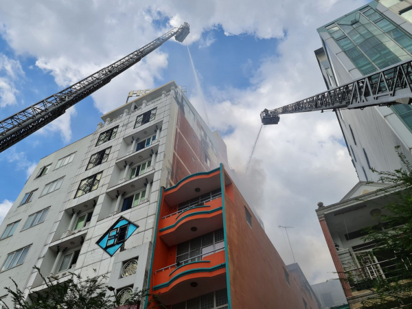 Cứu 3 người trong vụ cháy khách sạn cao 8 tầng ngay trung tâm thành phố -1