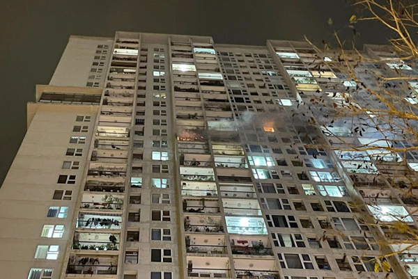 Hà Nội: Kịp thời dập tắt đám cháy tại một chung cư cao tầng lúc nửa đêm -0