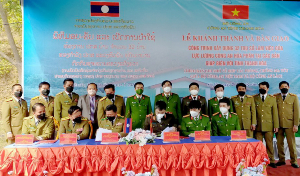 Vietnamese police hand over 32 stations to Laos police -0