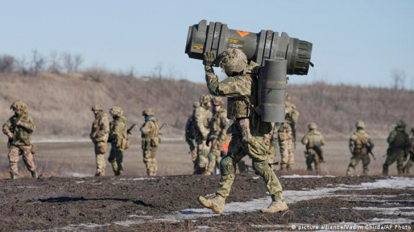 Thấy gì từ việc NATO gửi vũ khí hỗ trợ Ukraine? -0