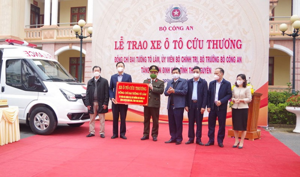 Minister of Public Security presents ambulance to Dinh Hoa district -0
