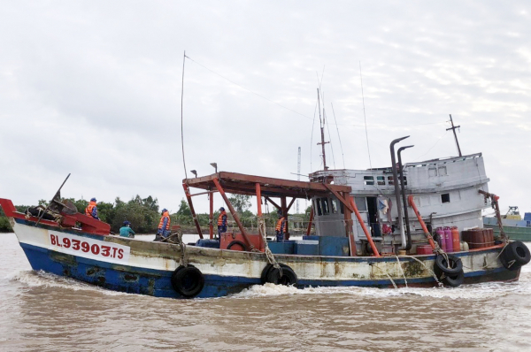 Bắt giữ tàu vận chuyển 60.000 lít dầu DO không rõ nguồn gốc -0