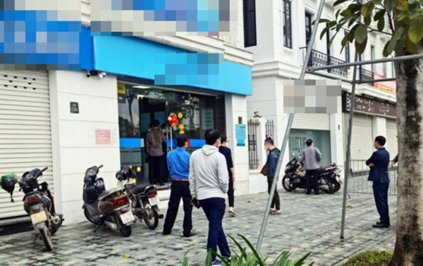 Hà Nội: Đang điều tra vụ đối tượng xông vào ngân hàng cướp tiền -0