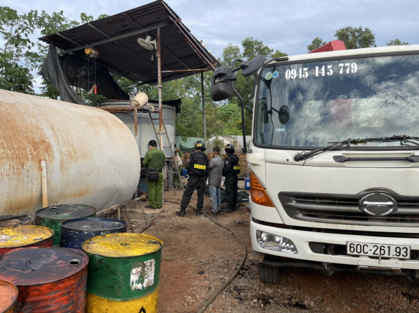 Vụ phát hiện lò “tái chế” dầu nhớt khủng: Tạm đình chỉ công tác Bí thư và Chủ tịch xã  -0