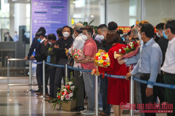 Nearly 300 Vietnamese fleeing Ukraine war zones arrive in Hanoi safely -0