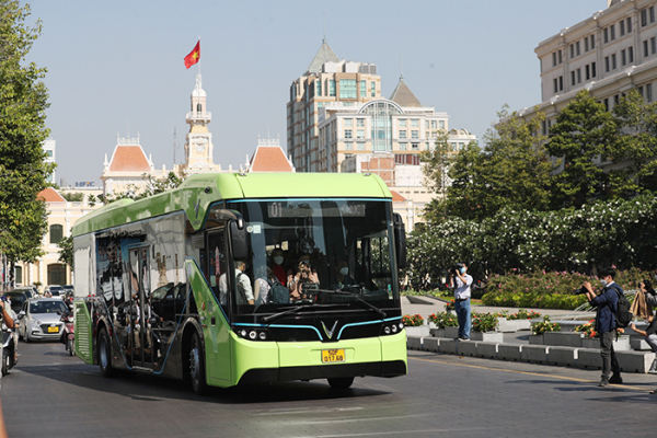Khai trương tuyến xe buýt điện đầu tiên tại TP Hồ Chí Minh -1
