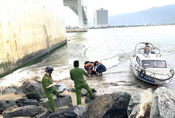 Người đàn ông quyết tự tử tại cầu Thuận Phước đã tử vong -0