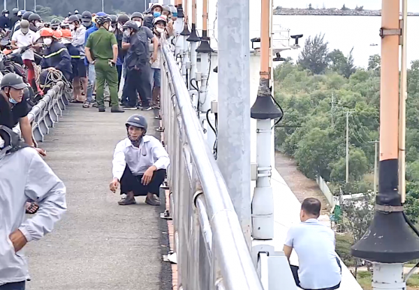 Người đàn ông quyết tự tử tại cầu Thuận Phước đã tử vong -1