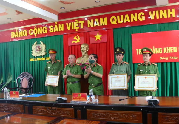 Trao thưởng cho lực lượng khám phá chuyên án tàng trữ, mua bán 17 kg ma túy -0