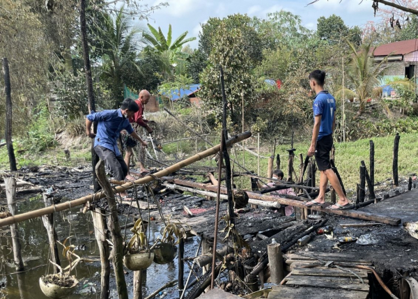 Ôm vợ con thoát khỏi đám cháy trong tiệm sửa xe -0