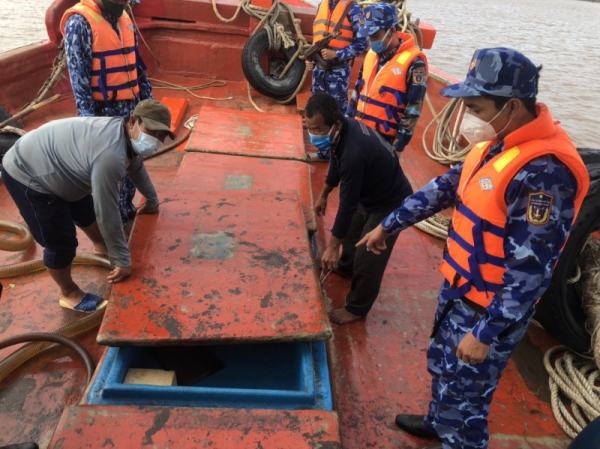 Vietnam Coast Guard investigates 220 smuggling cases at sea -0