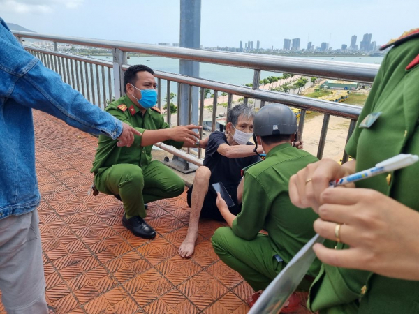 Công an kịp thời ứng cứu cụ ông 86 tuổi định “nhảy cầu” Thuận Phước -0