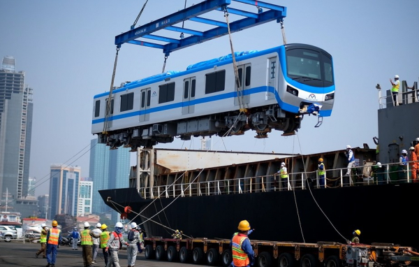 Thêm 2 đoàn tàu của tuyến Metro số 1 cập cảng Khánh Hội -0