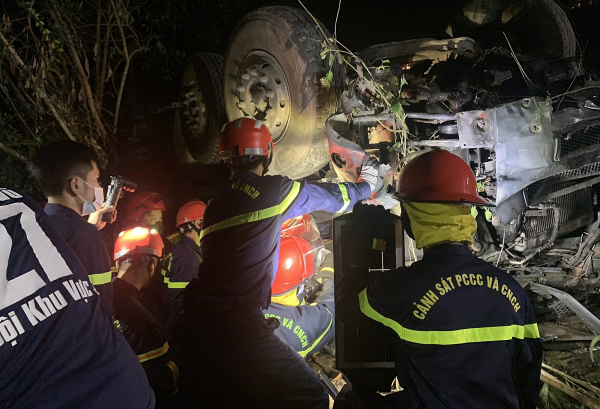 Kịp thời cứu 2 người mắc kẹt trên xe tải bị lật tại đèo Bình Đê -0
