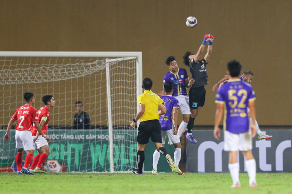 Sau 3 trận bị hoãn, Hà Nội FC có điểm đầu tiên tại V.league 2022 -0