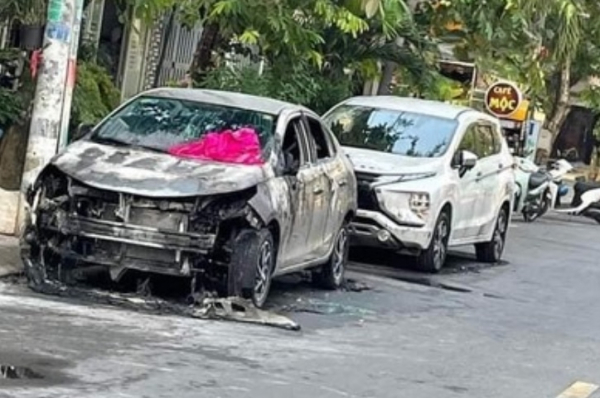 Truy tìm nghi can phóng hỏa đốt 3 xe ô tô đậu trên lề đường -0