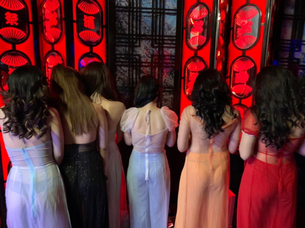 Phát hiện 70 nữ tiếp viên trong trang phục hở hang ngồi phòng Vip tiếp khách hát karaoke chui -0